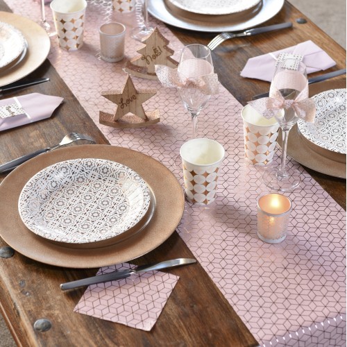 Chemin de table rose poudrée avec carreaux de ciment doré rose