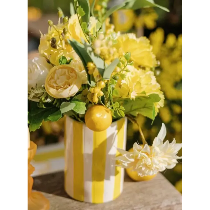 Vase en céramique jaune et blanc