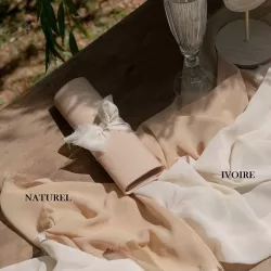 Chemin de table en crêpe ivoire