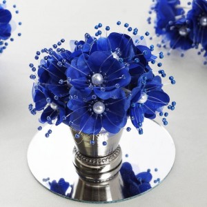 Bouquet de fleurs en tissu bleu roi